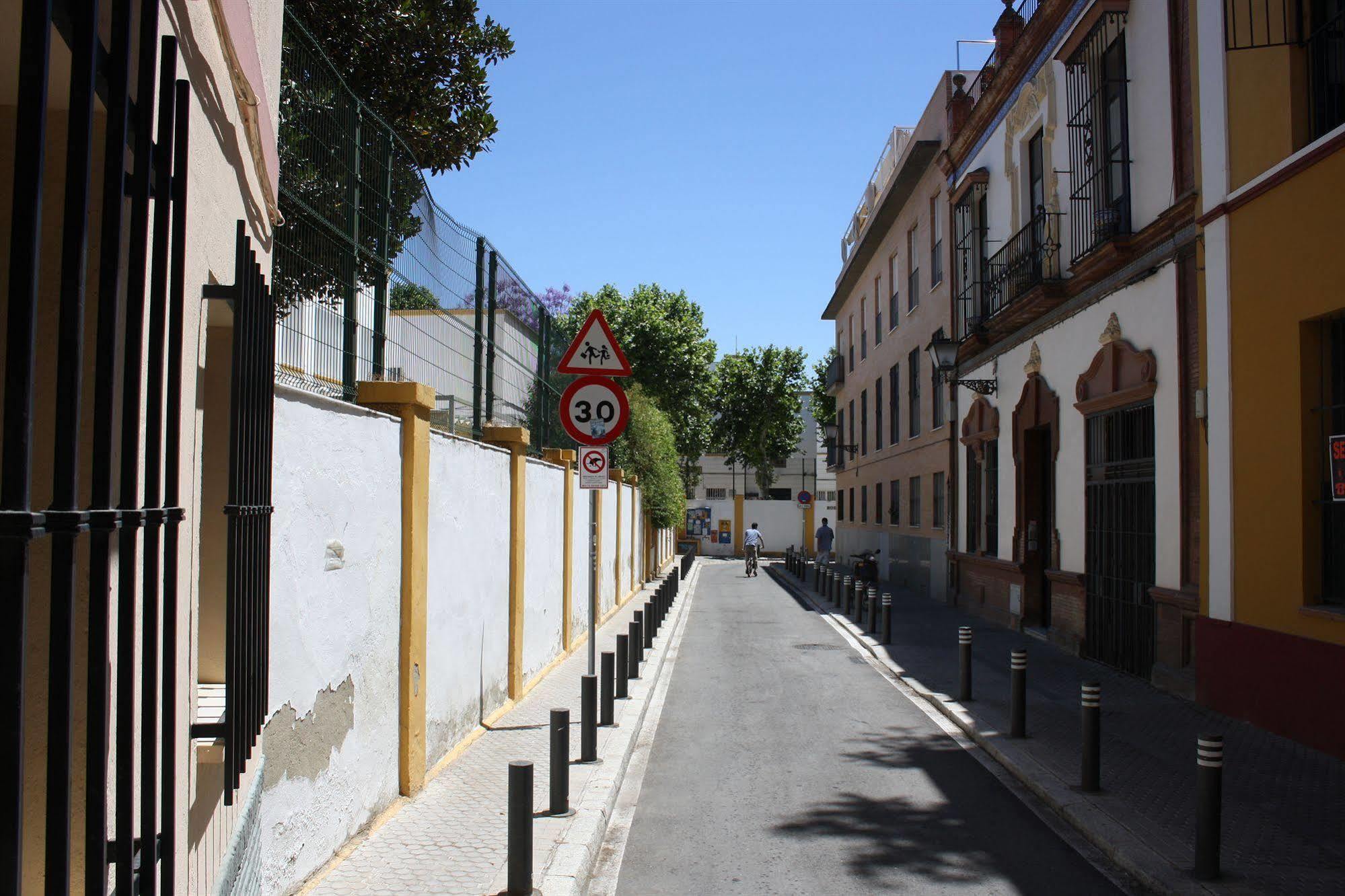 Estudio Padre Manjon Seville Luaran gambar